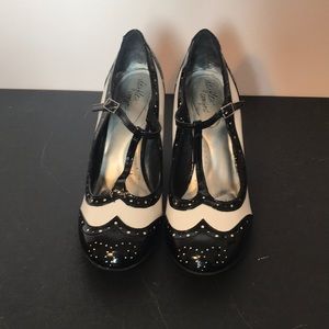 Dexflex Comfort Wingtip Spectator Heels